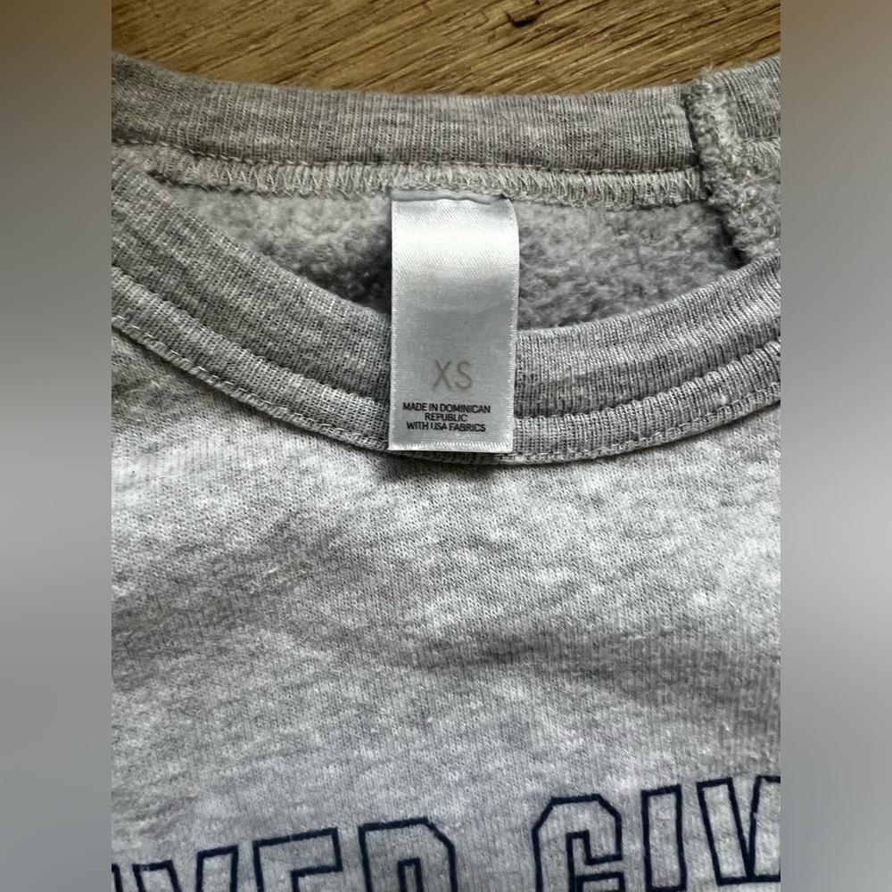 Never Gives Up Graphic Crew Neck Sweatshirt - Picture 5 of 5
